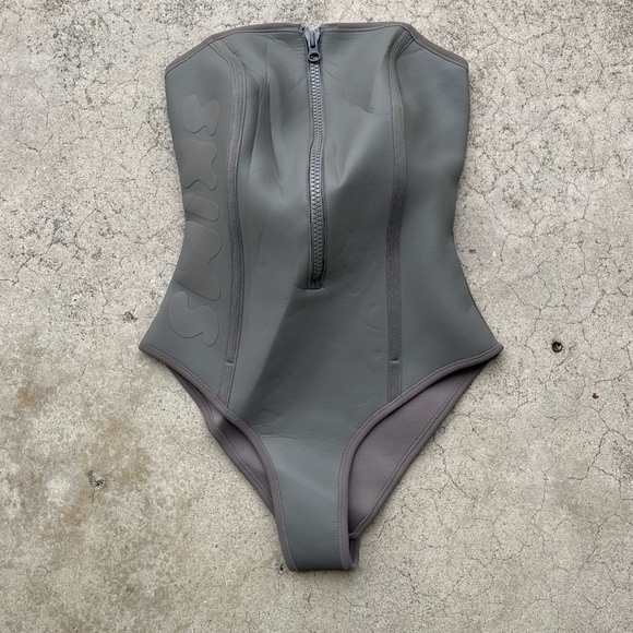SKIMS Scuba One Piece Swimsuit NWOT Small gray rubberized - Picture 2 of 9